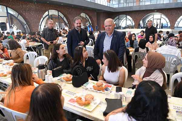Başkan Mahçiçek, 400’den Fazla Lise Öğrencisiyle Kahvaltıda Bir Araya Geldi