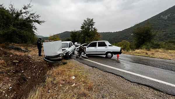 Andırın’da İki Otomobil Çarpıştı: 2 Yaralı
