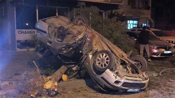 Elbistan’da Ağaca Çarpan Otomobil Sürücüsü Ağır Yaralandı