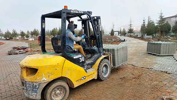 Büyükşehir Göksun’da Mezarlık Yolunu