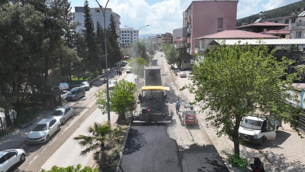 Büyükşehir Türkoğlu’nda Hasarlı Yolları Yeniliyor