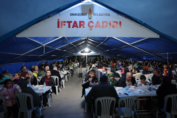 Bakan Kasapoğlu, EXPO 2023 alanındaki depremzedelerle bir araya geldi 