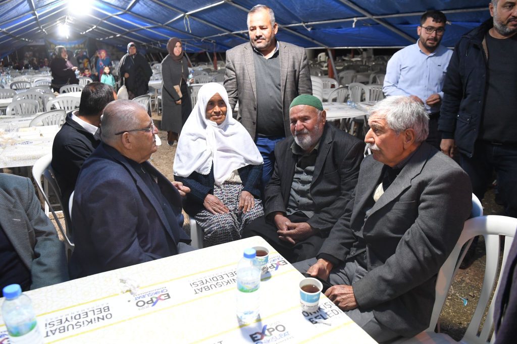 Onikişubat Belediyesi, gönül sofrasını Döngele Mahallesi’nde kurdu 1 WhatsApp Image 2023 04 10 at 22.50.36