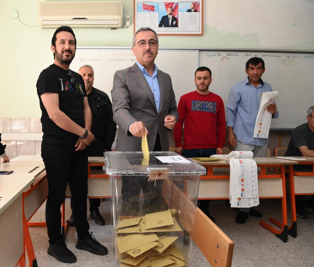 Başkan Güngör, Oyunu Kullandı Büyükşehir Belediye Başkanı Hayrettin Güngör, oyunu