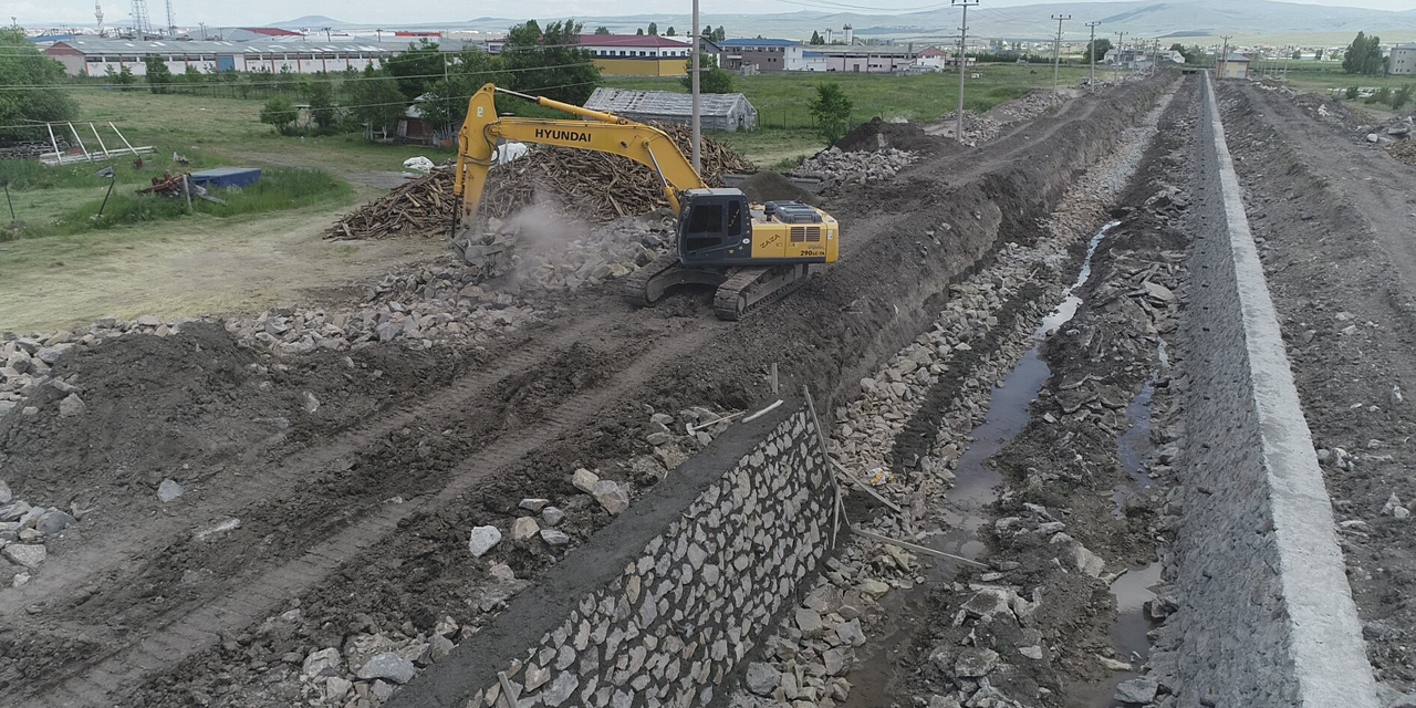 Kars OSB İçinden Geçen Dere Islah Çalışmaları Tamamlanıyor ERCÜMENT DAŞDELEN / KARS (BHA) – Kars OSB İçinden Geçen