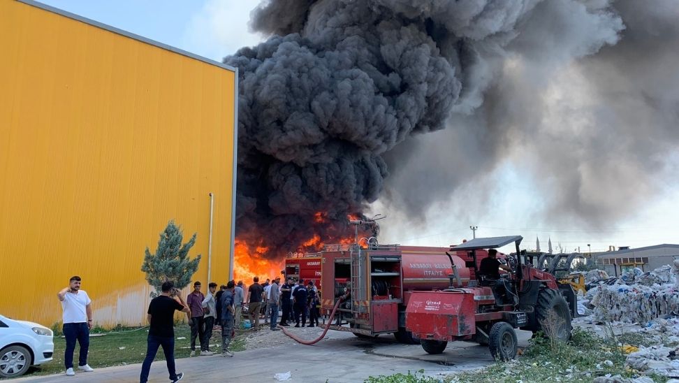 Aksaray OSB’de, bir geri dönüşüm tesisinde yangın çıktı. 16 Ağustos