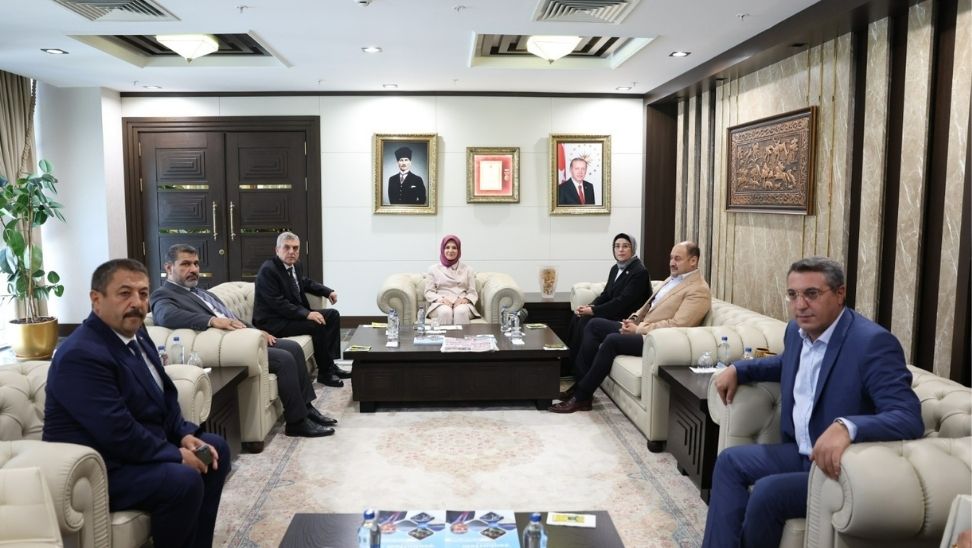 Bakan Mahinur Özdemir Göktaş’tan Başkan Beyazgül’e Ziyaret Bakan Mahinur Özdemir Göktaş’tan Başkan Beyazgül’e Ziyaret ŞANLIURFA – BHA