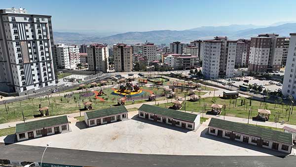 Geçici İş Yerleri İle Esnafın Umutları Canlanıyor Kahramanmaraş Büyükşehir Belediyesi, AFAD ve kamu kurumları, ortak güçlerini birleştirerek