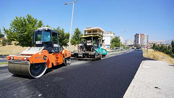 Yol Yenileme Çalışmaları Hız Kesmeden Devam Ediyor Yaklaşık 2,5 kilometre uzunluğundaki Adil Erdem Bayazıt Bulvarı, Büyükşehir Belediyesi