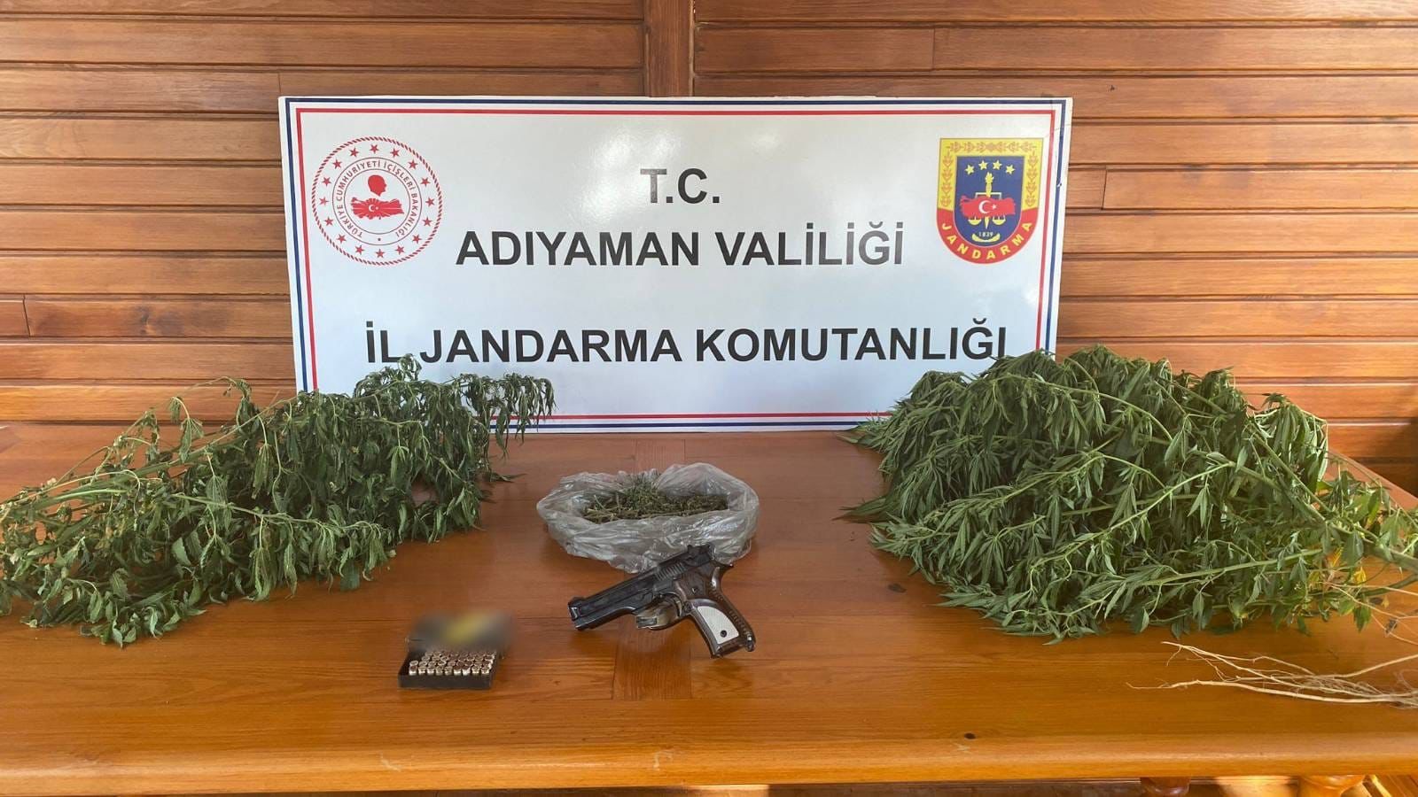 Adıyaman’da 15 Silah Ele Geçirildi Adıyaman İl Jandarma ekipleri tarafından 4 şahsın evine eş zamanlı