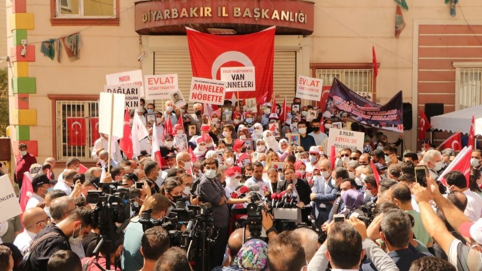Milletimiz Diyarbakır Annelerinin Mücadelesine Sessiz Kalanları Unutmayacak Derya Yanık: Milletimiz Diyarbakır Annelerinin Mücadelesine Sessiz Kalanları Unutmayacak Diyarbakır