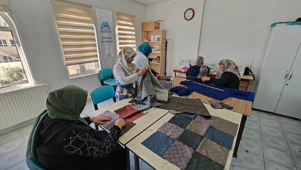 Eyyübiyeli Kadınlar Değişimi Yaşıyor Eyyübiyeli Kadınlar Değişimi Yaşıyor ŞANLIURFA – BHA Eyyübiye Belediye Başkanı