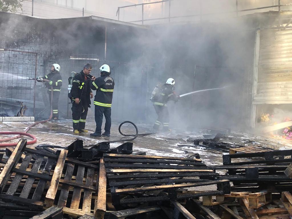 Kahramanmaraş’ta market deposunda yangın paniğe neden oldu