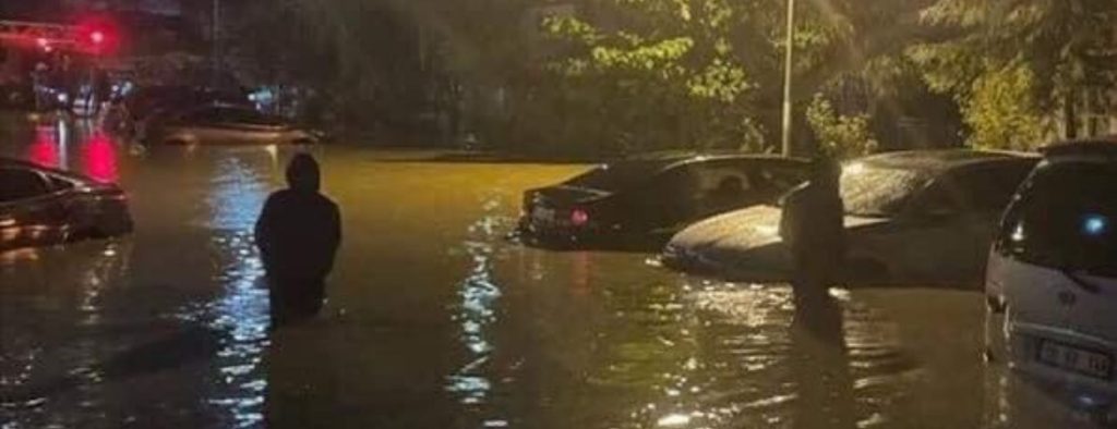 İstanbul'da Sel: 2 Kişi Hayatını Kaybetti 4 Istanbulda Sel 2 Kisi Hayatini Kaybetti