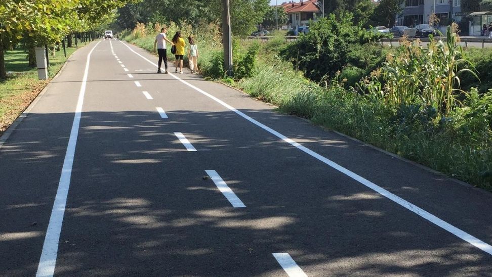 Sakarya Büyükşehir’den Bisiklet Yollarında Boyama Çalışması Büyükşehir Belediyesi, şehirdeki bisiklet yollarına yeni rotalar eklerken mevcut yollarda