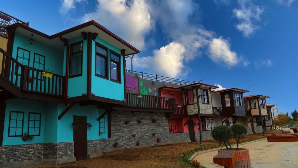 Tarihi Ordu Evleri Çamlı Köşk’te Ordu’nun yöresel mimariye sahip eski evleri, Çamlı Köşk Sosyal tesislerinin