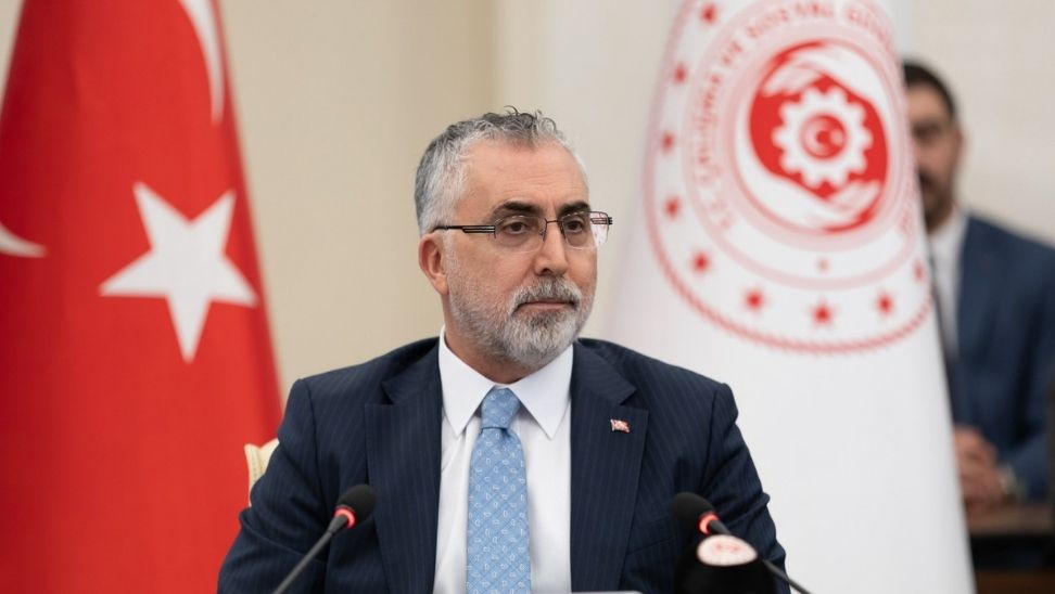 Çalışma ve Sosyal Güvenlik Bakanı Vedat Işıkhan, memur ve memur