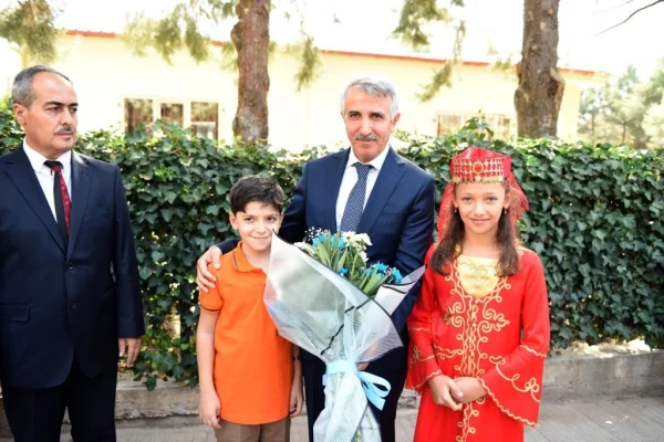 baskan gungor cocuklarin yeni egitim donemi heyecanina ortak oldu