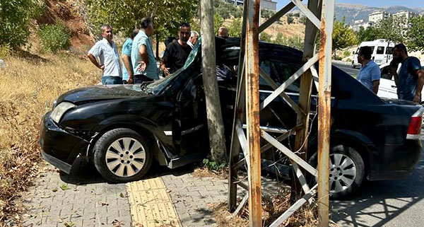 Kaza yerine hızla ulaşan sağlık ekipleri, yaralı sürücüye ilk müdahaleyi