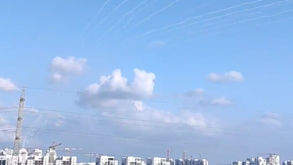 Hamas güçleri tarafından Gazze’den Aşkelon’a roket saldırısı başladı. 10 Ekim
