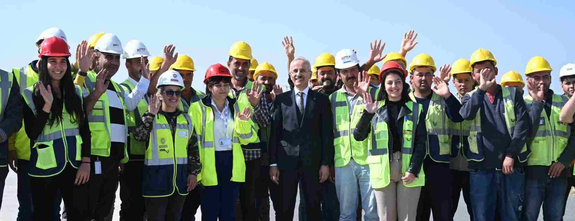 Esenboğa Havalimanı’nı vizyoner bir bakış açısıyla geliştiriyoruz Uraloğu: Esenboğa Havalimanı’nı vizyoner bir bakış açısıyla geliştiriyoruz Ulaştırma ve