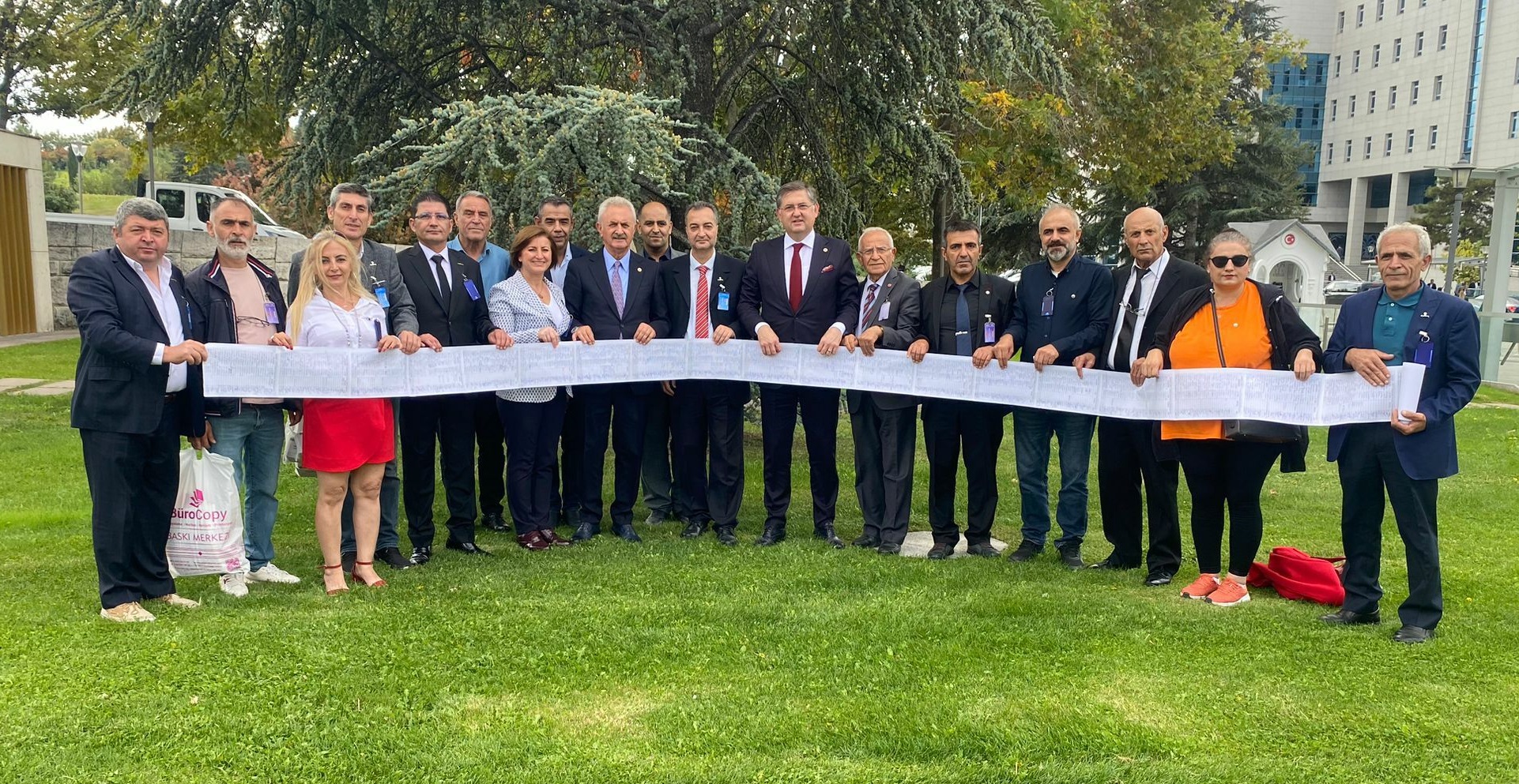 Gebze EYT ve Emekliler Derneği Topladıkları Dilekçeleri TBMM’ne Verdi Gebze’de topladıkları on binlerce imzalı dilekçelerini ve hazırladıkları taleplerini yazan