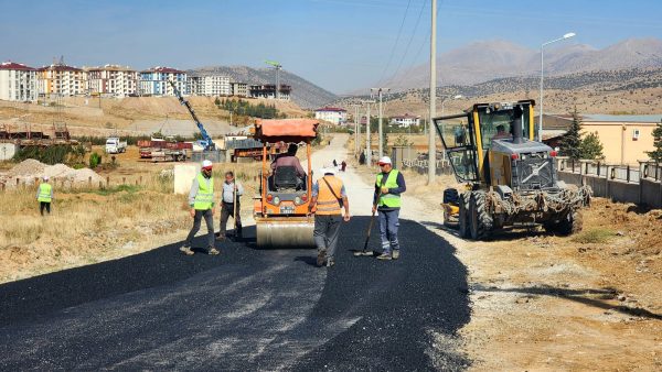 Büyükşehir, Göksun’da TOKİ – Hastane Yolunun Ulaşımını İyileştirdi