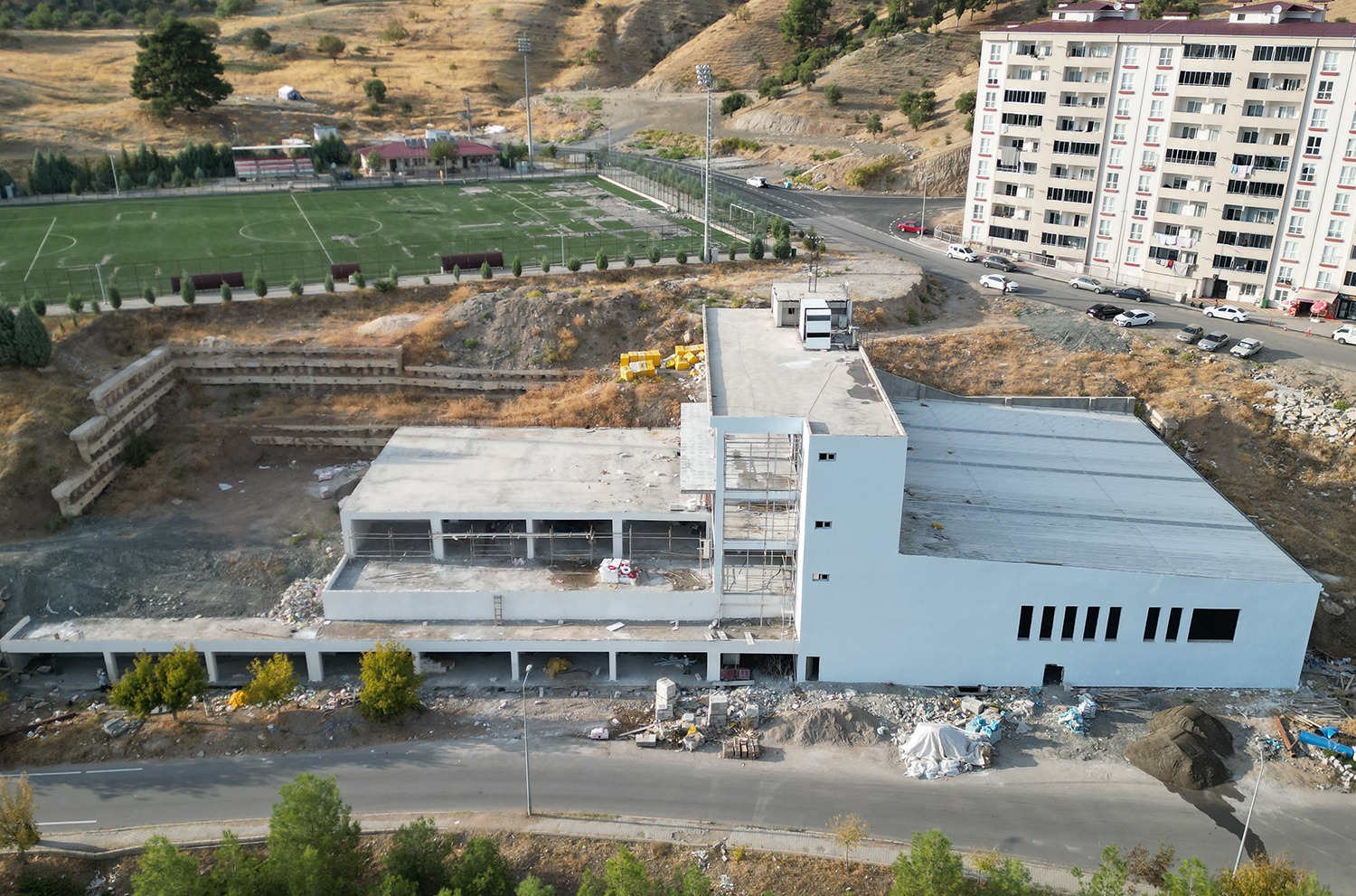 Dulkadiroğlu Belediyesi’nin Doğukent mahallesinde başlattığı Doğukent Spor Kompleksi projesinde çalışmalar