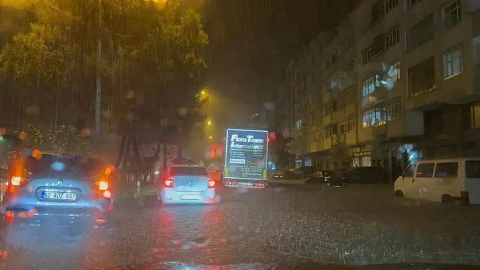 Ordu’nun Fatsa ilçesinde etkili olan sağanak sele dönüştü, şehir merkezinde
