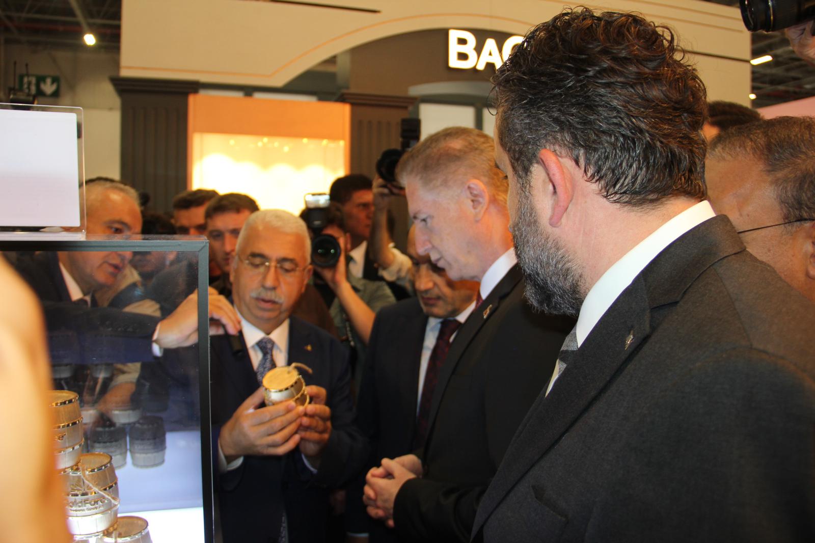 Türkiye’nin Gururu Ahlatçı Bayraktar Kızılelma ile Uluslararası Mücevher Fuarında Türkiye’nin Gururu Ahlatçı Bayraktar Kızılelma ile Uluslararası Mücevher Fuarında
