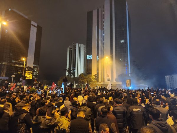 İsrail’in saldırısı protesto edildi, konsolosluğa girmek isteyen göstericilere polis müdahale etti