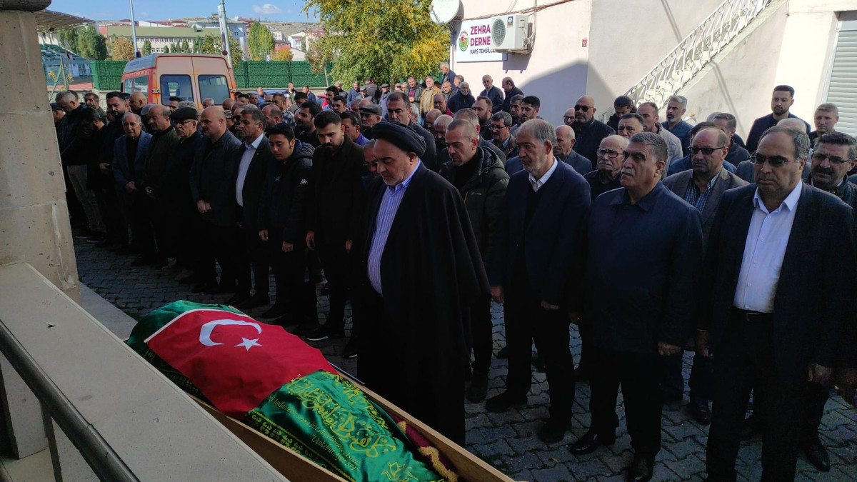 Gazeteci Ercüment Daşdelen toprağa verildi Gazeteci Ercüment Daşdelen toprağa verildi Yıllarca Zabıta Müdürlüğü, Kars Valiliği