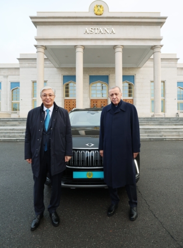 Erdoğan Kazak mevkidaşına TOGG hediye etti Cumhurbaşkanı Recep Tayyip Erdoğan, Kazakistan Cumhurbaşkanı Cömert Tokayev’e Togg hediye