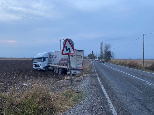 Türkoğlu’nda yoldan çıkan tır tarlaya savruldu