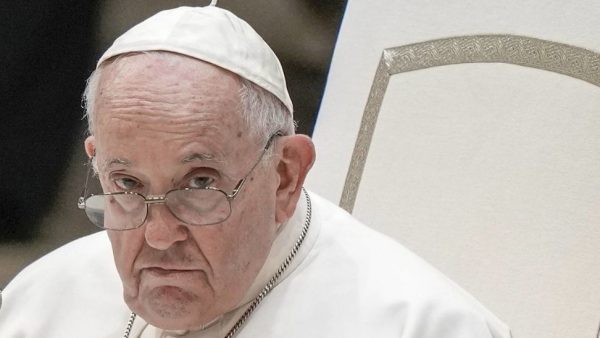 Papa Francis, reform karşıtı piskoposu görevden aldı