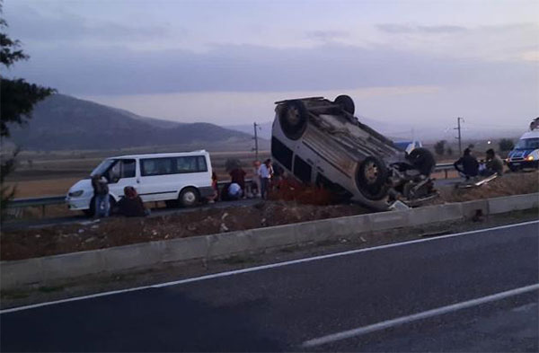 Pazarcık’ta hafif ticari araç takla attı