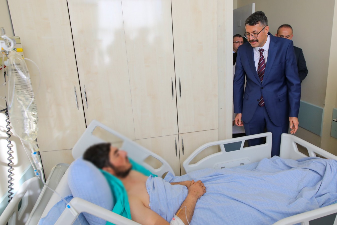 Çatışmada yaralanan askerleri ziyaret etti Hakkari Valisi ve Belediye Başkan Vekili Ali Çelik, üst bölgesinde