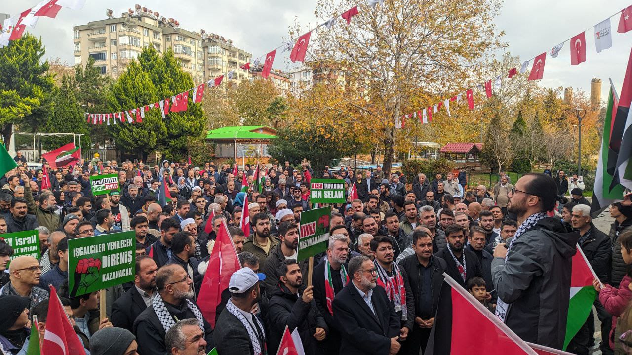 KAHRAMANMARAŞ’TA DEV KUDÜS MİTİNGİ Kahramanmaraş’ta son yılların en büyük Gazze mitingi düzenlendi. Yaklaşık 10