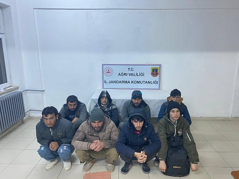 Ağrı’da 8 Afganistan uyruklu göçmen yakalandı Ağrı ili Doğubayazıt ilçesinde metruk bir binada 8 Afganistan göçmeni