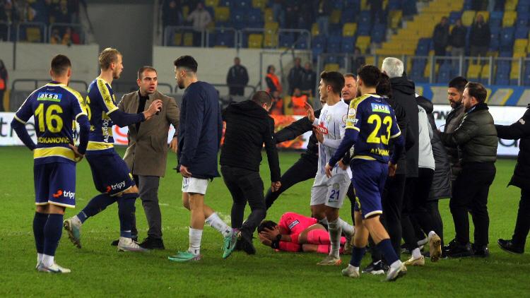 Ankara’da skandal; Halil Umut Meler’e saldırı BHA objektifinde MKE Ankaragücü Kulübü Başkanı Faruk Koca ve beraberindekilerin hakem Halil