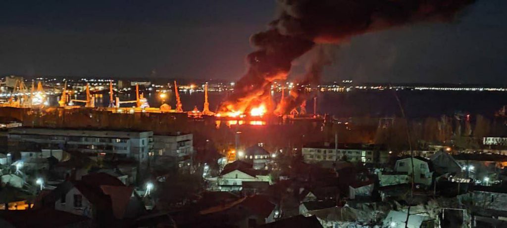 Ukrayna, Kırım'da yer alan Rus çıkarma gemisini vurdu 2 gemi batti