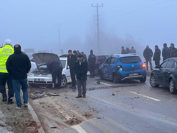 Göksun’da 22 aracın karıştığı zincirleme kazada 15 kişi yaralandı