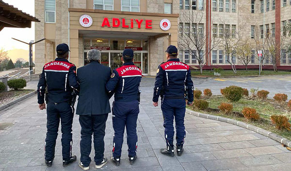 Kahramanmaraş’ta yağmacı kimlik kontrolünde yakalandı Kahramanmaraş’ta yağmacı kimlik kontrolünde yakalandı
Kahramanmaraş’ta silahlı yapma suçundan kesinleşmiş hapis
