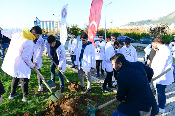 KSÜ’de “Geleceğe Nefes, Cumhuriyete Nefes” Kampanyası İçin Fidan Dikildi