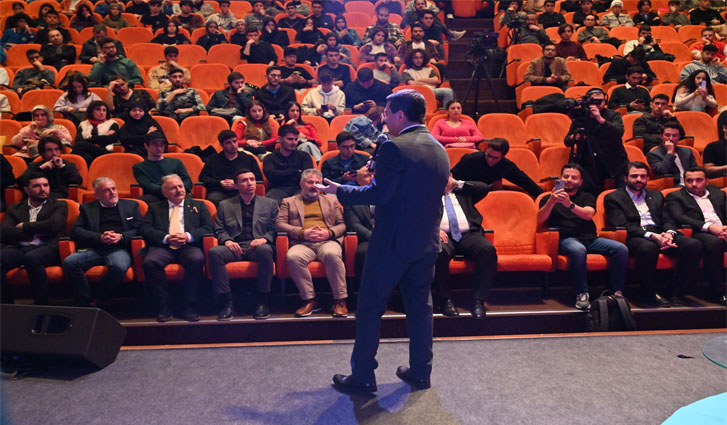 Akdeniz Üniversitesi’nde düzenlenen “Buyur bi de burdan bak persfektif” programına