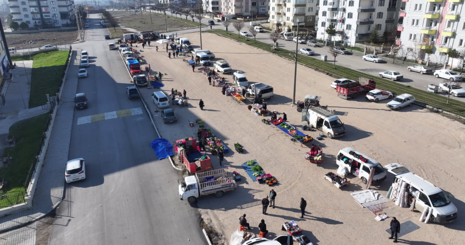 Turhal’da yeni pazarın konumu ve günü belli oldu Hüseyin Kömür BHA/TOKAT Turhal Belediyesi, Çarşamba, Cuma ve Cumartesi pazarlarının