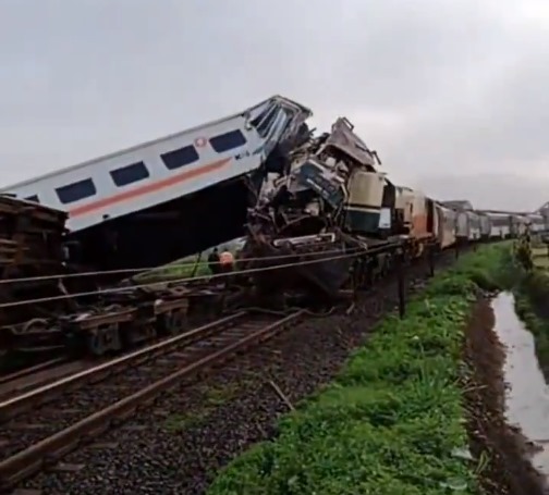 Endonezya’da iki tren çarpıştı. Kazada 3 kişi hayatını kaybetti. 5