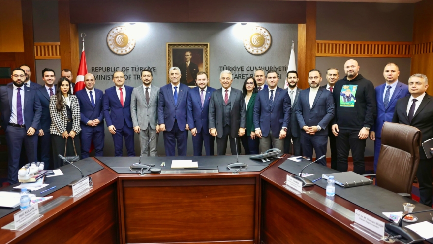 AIPA ile olan iletişimimizin, dünya çapında güçlü ilerlemesine katkı sağlayacağına inanıyoruz Ticaret Bakanı Ömer Bolat, Yapay Zeka Politikaları Derneği (AIPA) Başkanı
