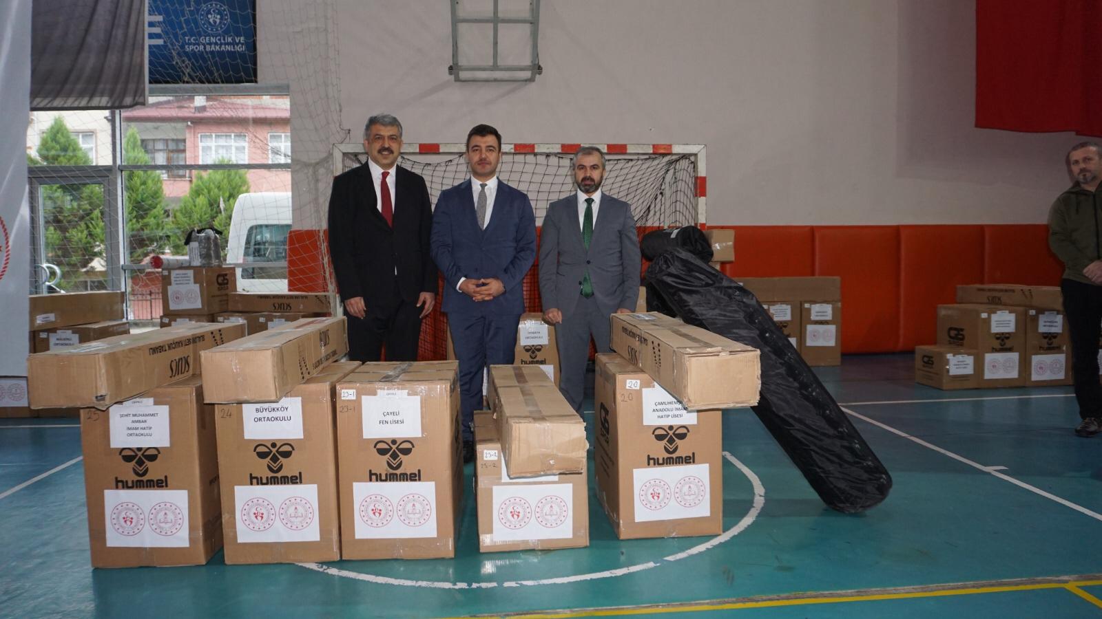 Rize Valiliği Okullara 2 Milyon Değerinde Spor Malzemesi Yardımı Gerçekleştirildi Okullara 2 Milyon Değerinde Spor Malzemesi Yardımı Gerçekleştirildi RİZE-BHA Rize