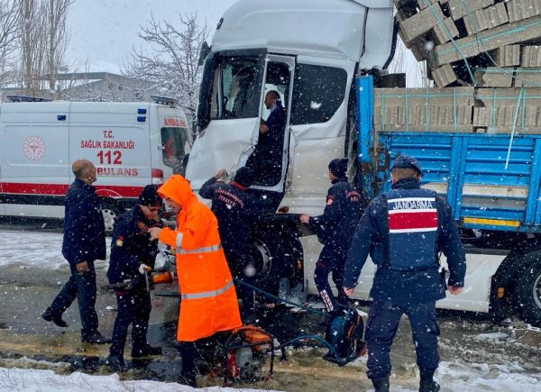 Kahramanmaraş’ta direksiyon hakimiyetini kaybeden sürücü zincirleme trafik kazasına neden oldu